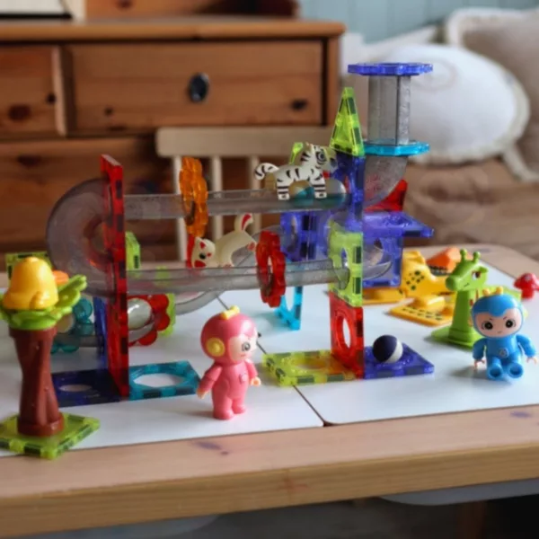 Детска игра с магнитен конструктор Животински рай и прозрачна писта за топчета – 104 части