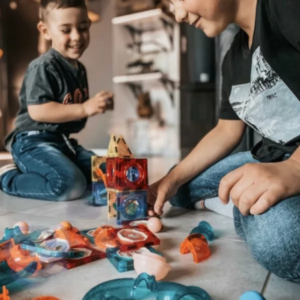 Деца играят с магнитен светлинен конструктор с топчета STEM игра за развиване на умения
