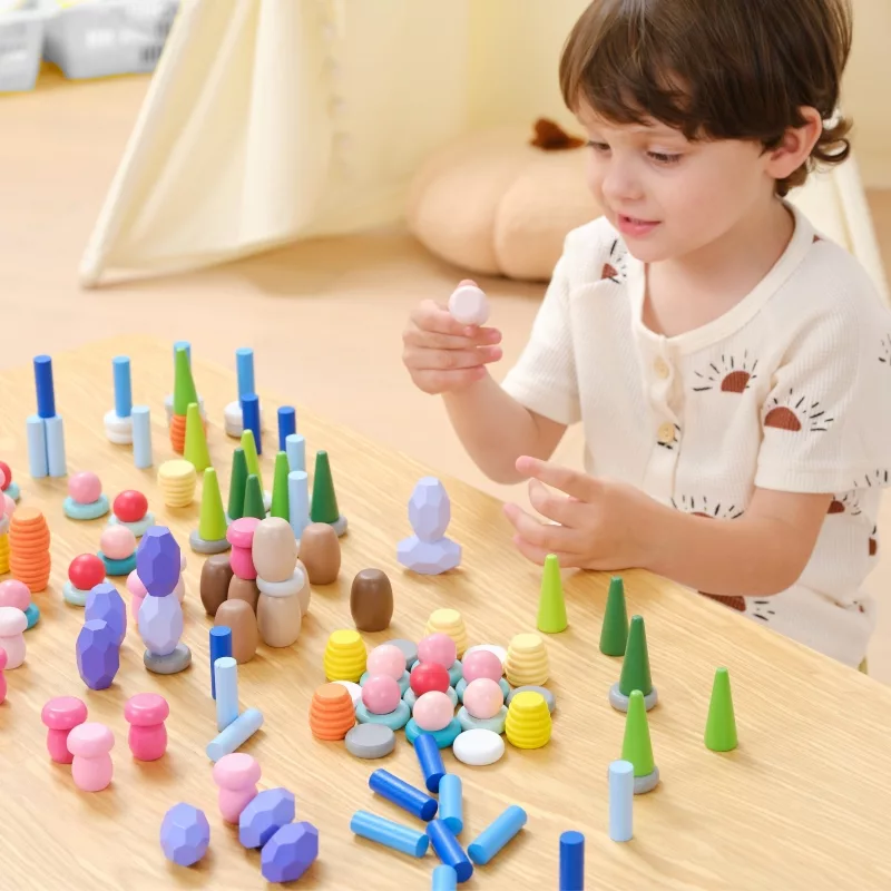 Дете играе с Монтесори комплект за свободна игра 141 части VIGA