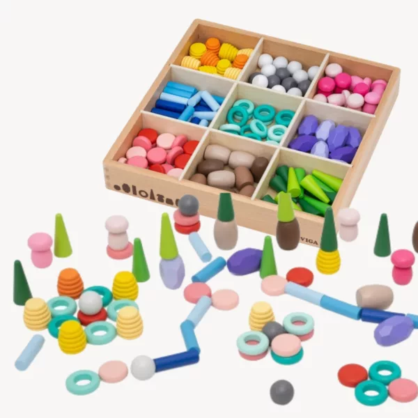 Монтесори комплект за свободна игра 141 части VIGA с разпръснати елементи