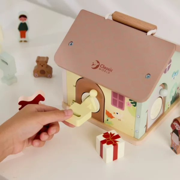 Сензорна дървена къща с ключалки Classic World и фигурки за сортиране за деца 18м+