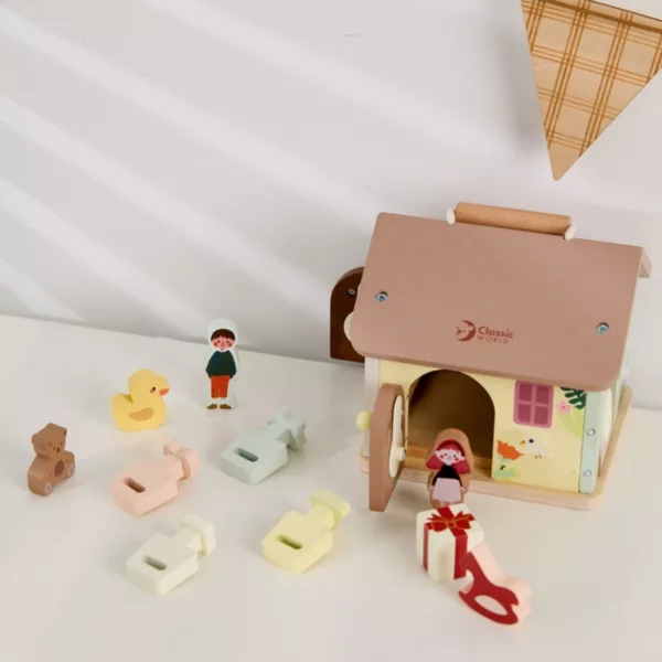 Сензорна дървена къща с ключалки и дървени фигурки Classic World разположени около нея