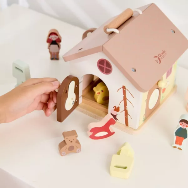 Детска сензорна дървена къща Classic World с ключалки и играчки за сортиране