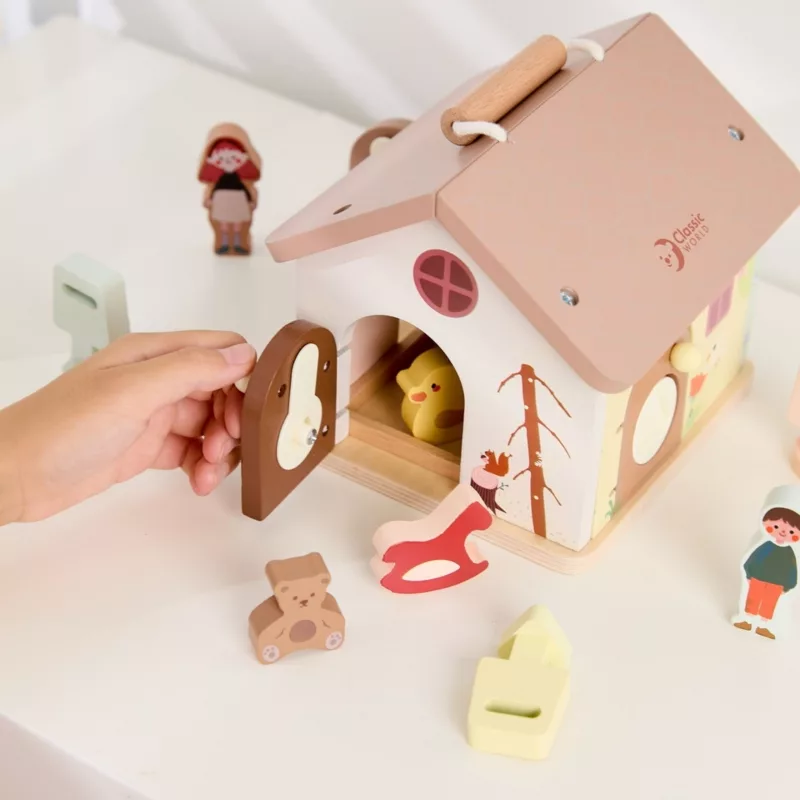 Детска сензорна дървена къща Classic World с ключалки и играчки за сортиране