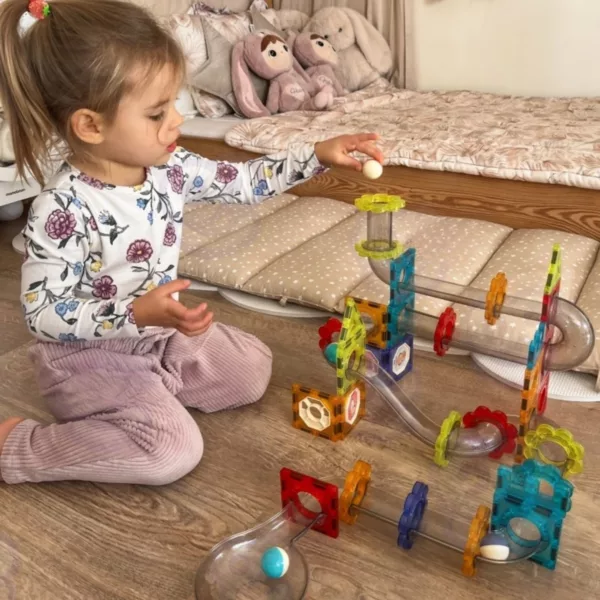 STEM магнитен конструктор писта за топчета с дете в домашна среда 3+