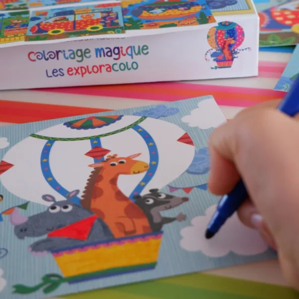 Дете оцветява картина с магически флумастери от творчески комплект за оцветяване