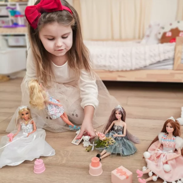 Елегантна детска кукла Еми с тюлена рокля в ролеви игри за момичета