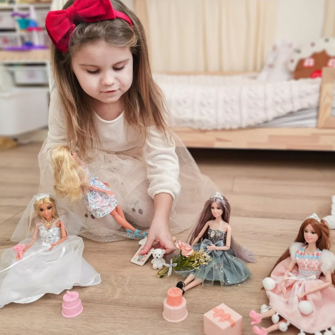 Елегантна детска кукла Еми с тюлена рокля в ролеви игри за момичета