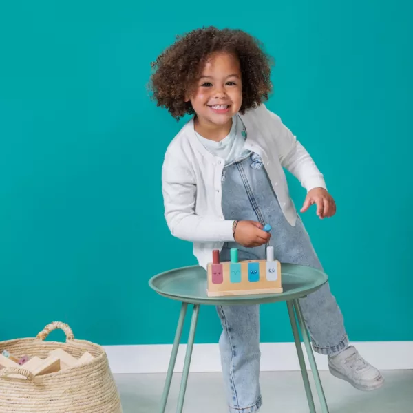 Дървена игра с изскачащи пръчици за фина моторика 18+ месеца