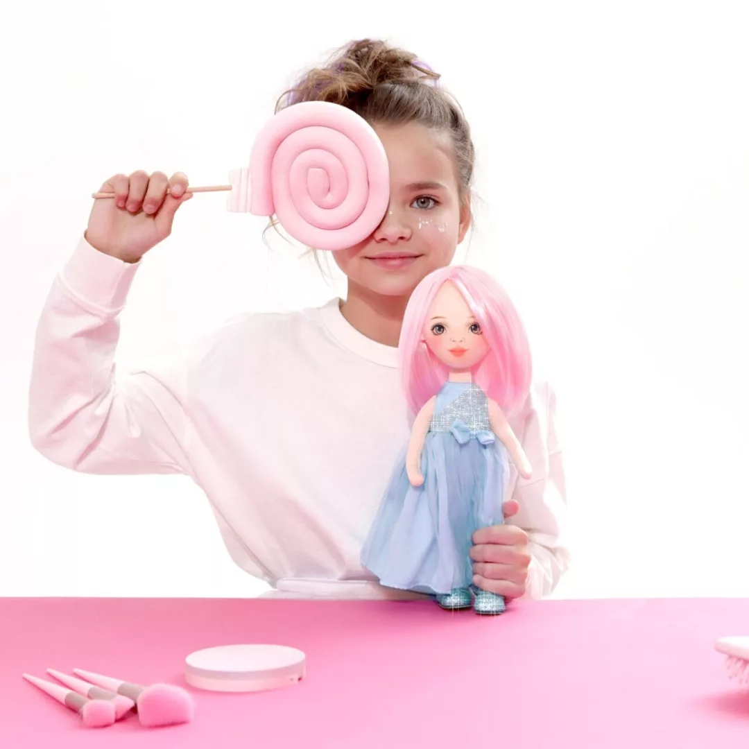 Мека кукла Били Sweet Sisters в сатенена рокля в ръцете на дете 3+