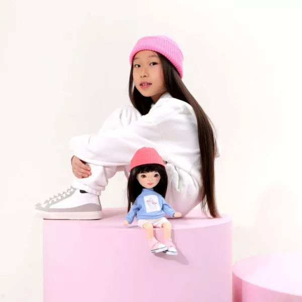 Мека кукла Лилу Sweet Sisters 32 см в ръцете на дете за ролеви игри 3+