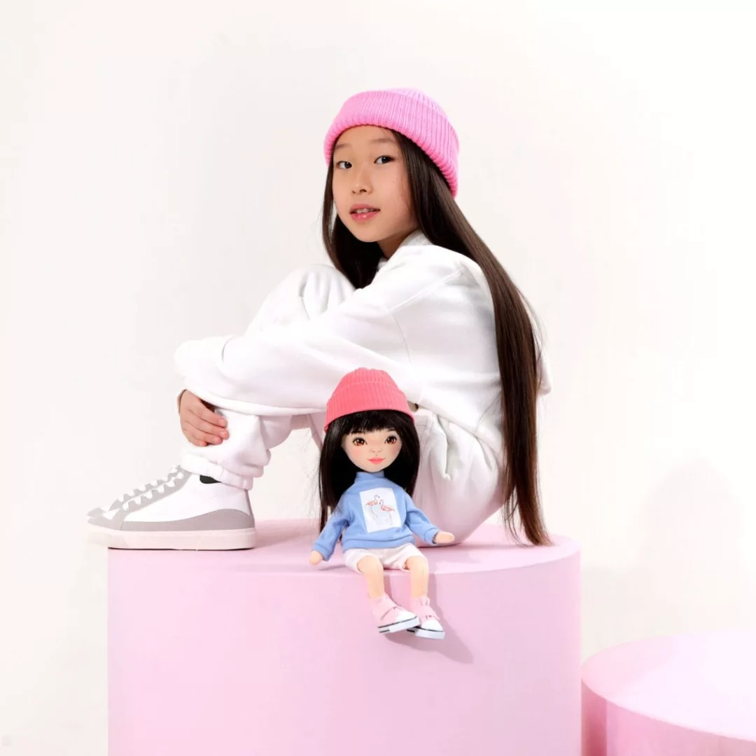 Мека кукла Лилу Sweet Sisters 32 см в ръцете на дете за ролеви игри 3+