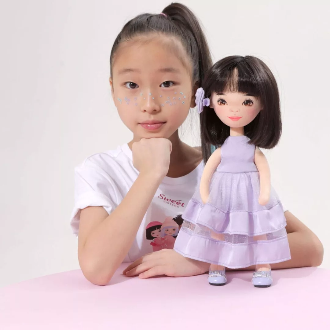 Мека кукла Лилу в лилава рокля, подходяща за ролеви игри с деца