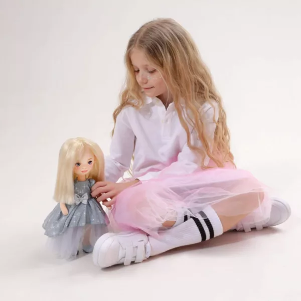 Мека кукла Миа Sweet Sisters в бална рокля по време на детска игра 3+