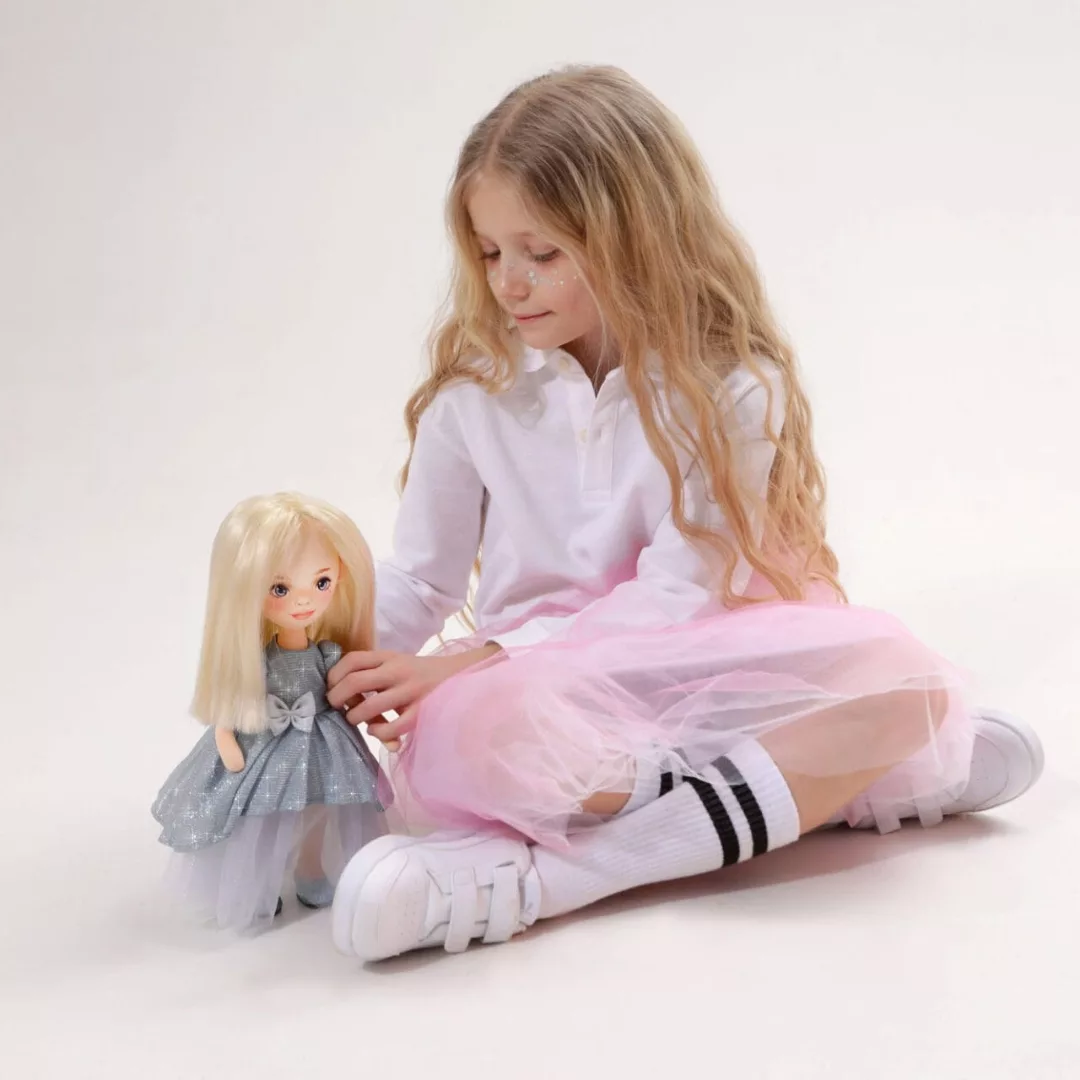 Мека кукла Миа Sweet Sisters в бална рокля по време на детска игра 3+