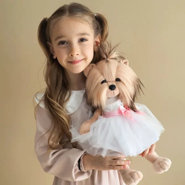 Плюшено кученце Йойо с елегантна рокля Lucky Doggy, мек плюш, за деца 3+Плюшено кученце Йойо гушливо