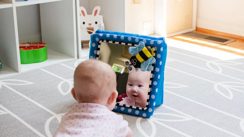 Бебе играе със сензорно огледало – образователна играчка за откриване