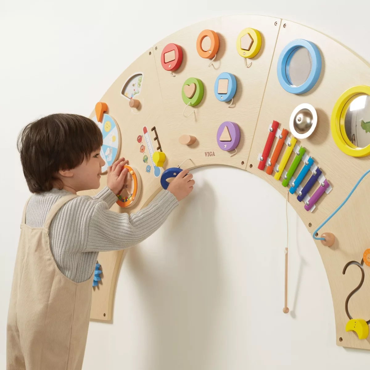 Сензорна дървена дъска с активности и цветни елементи за бебета над 1 година