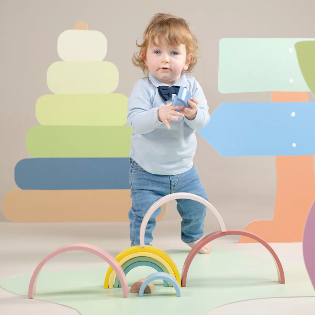 Монтесори дървена дъга в пастелни цветове за баланс и игра при бебета