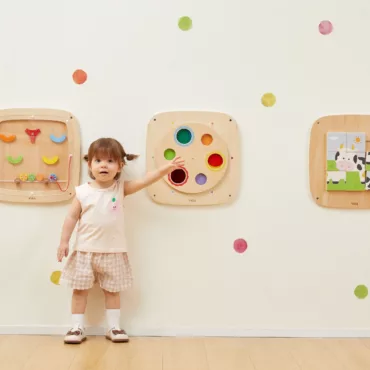 Сензорни стенни панели с активности и цветове за развитие на деца
