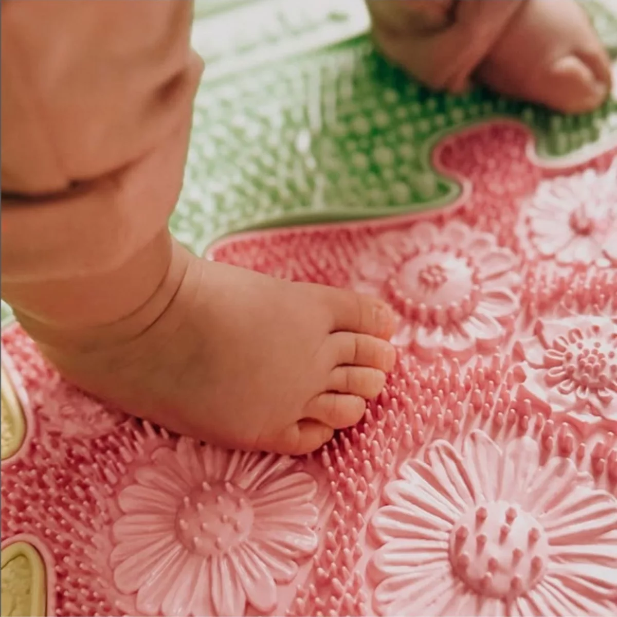 Сензорна гумена подложка с цветя и релеф за масаж на бебешки крачета