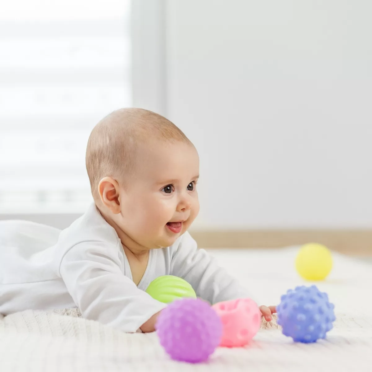 Сензорни топки в различни цветове и текстури за бебета над 6 месеца