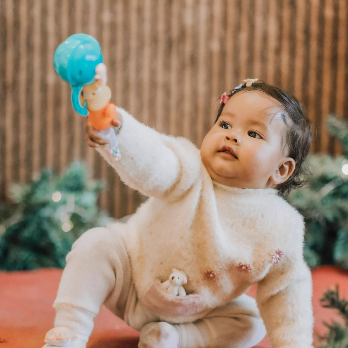 Сензорна дрънкалка за бебе с удобна форма и ярки цветове за хващане