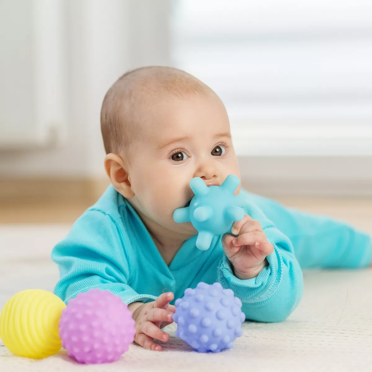 Сензорна играчка за гризане с мека текстура и ярки цветове за бебета