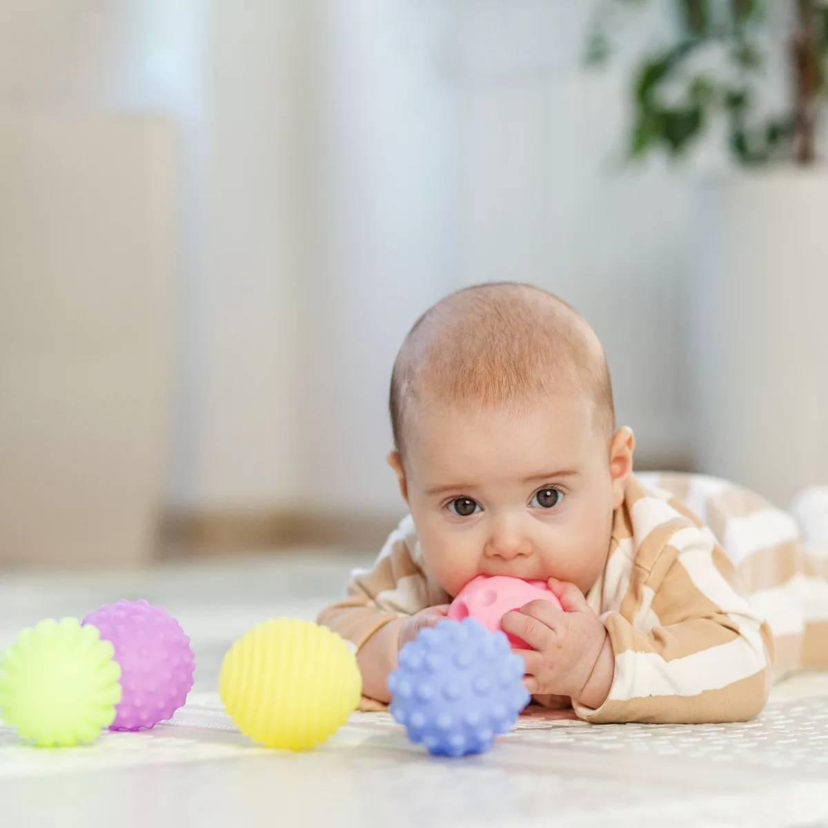 Сензорни топки с различни текстури и цветове за игра и развитие на бебета