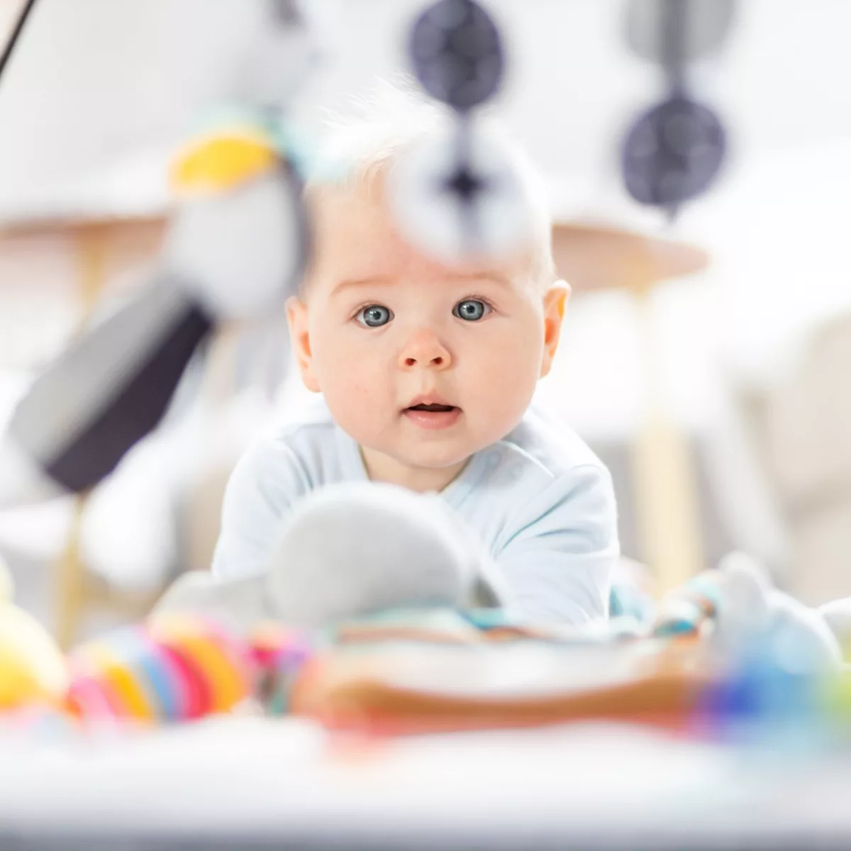 Бебешка висяща играчка с дрънкалки и меки елементи в неутрални цветове за бебета