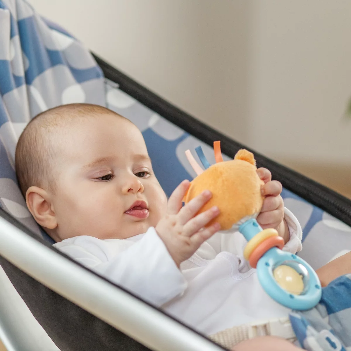 Бебешка дрънкалка играчка за количка с цветни рингове и мека текстура