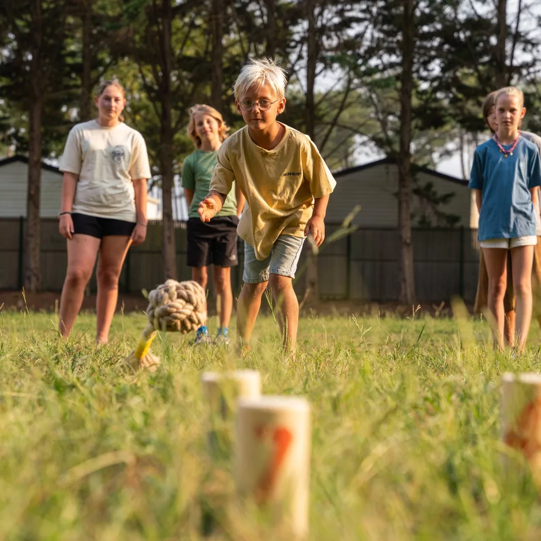 Дървена игра за точност с числа BS Toys състезателна игра навън 8+