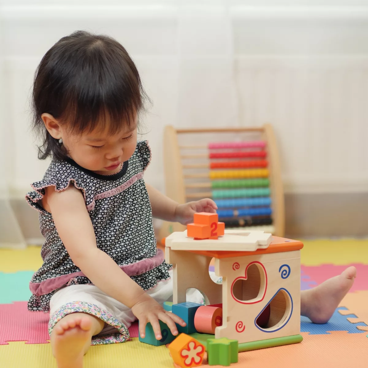 Дървена образователна кутия сортер с цветни форми за бебета и малки деца