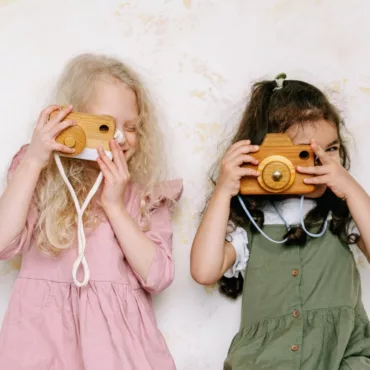 Деца играят с дървени фотоапарати играчки – творческа Монтесори игра