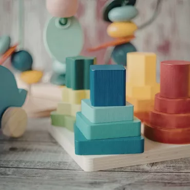Дървен сортер с цветни геометрични форми – образователна Монтесори играчка за деца