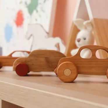 Дървени колички играчки от естествено дърво – безопасни играчки за деца