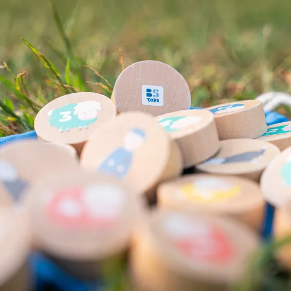 Детска игра Овце срещу вълк с дървени кръгли жетони и цветни овце за деца 3+