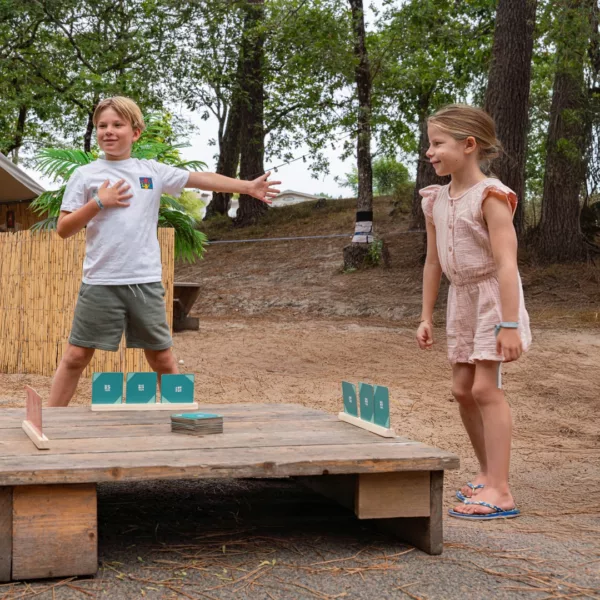 Детска игра Позирай и намери двойката с цветни карти и дървена стойка за деца 4+