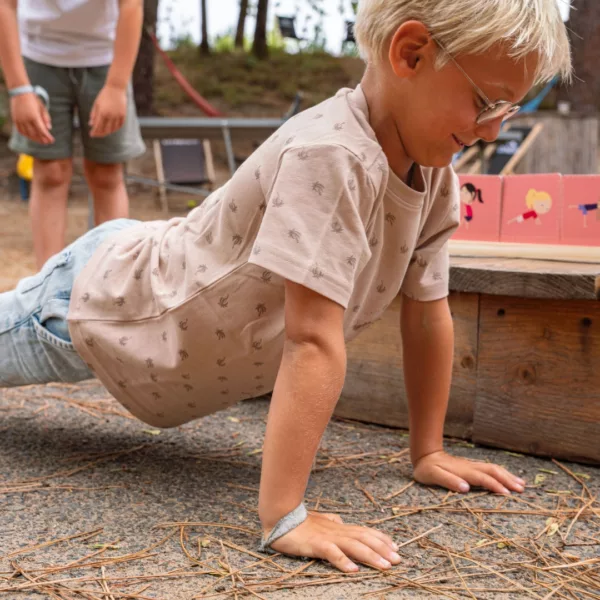 Детска игра Позирай и намери двойката с карти за пози и дървена стойка за 4+