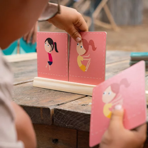 Детска игра Позирай и намери двойката с цветни картонени карти и дървена поставка 4+