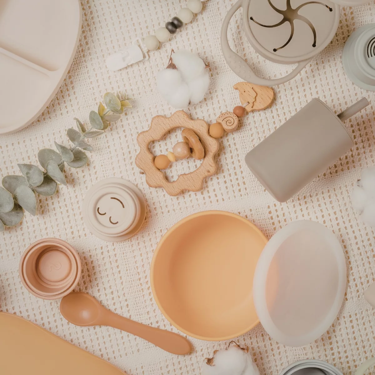 Дървени и силиконови бебешки играчки и дрънкалки за количка в неутрални цветове