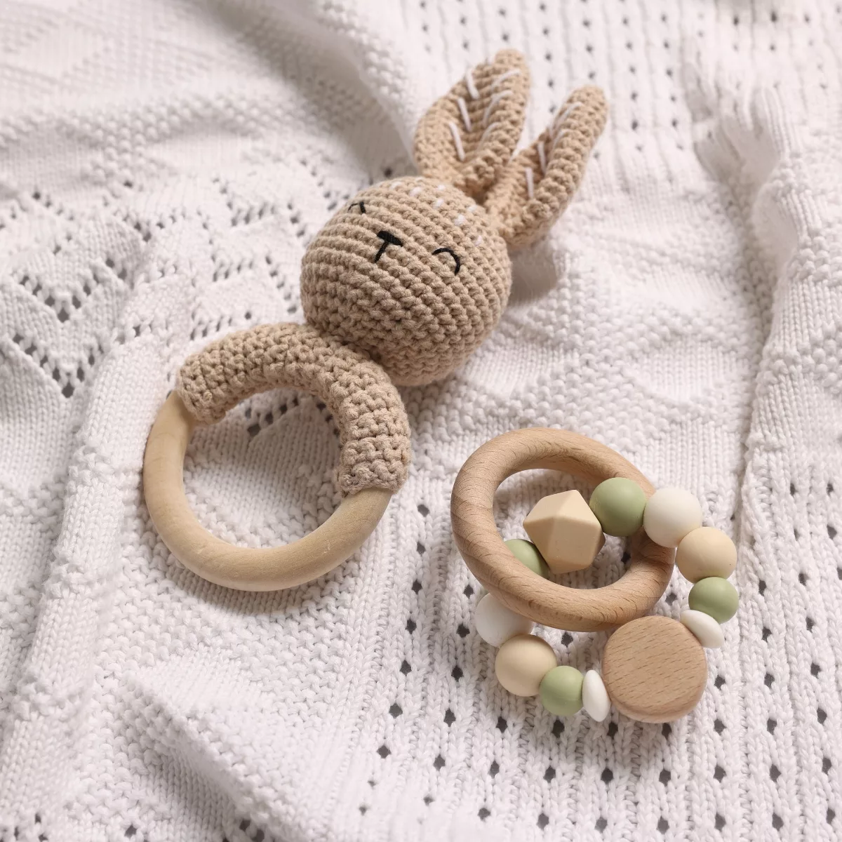 Плетена бебешка гризалка зайче и дървен ринг – играчки за количка