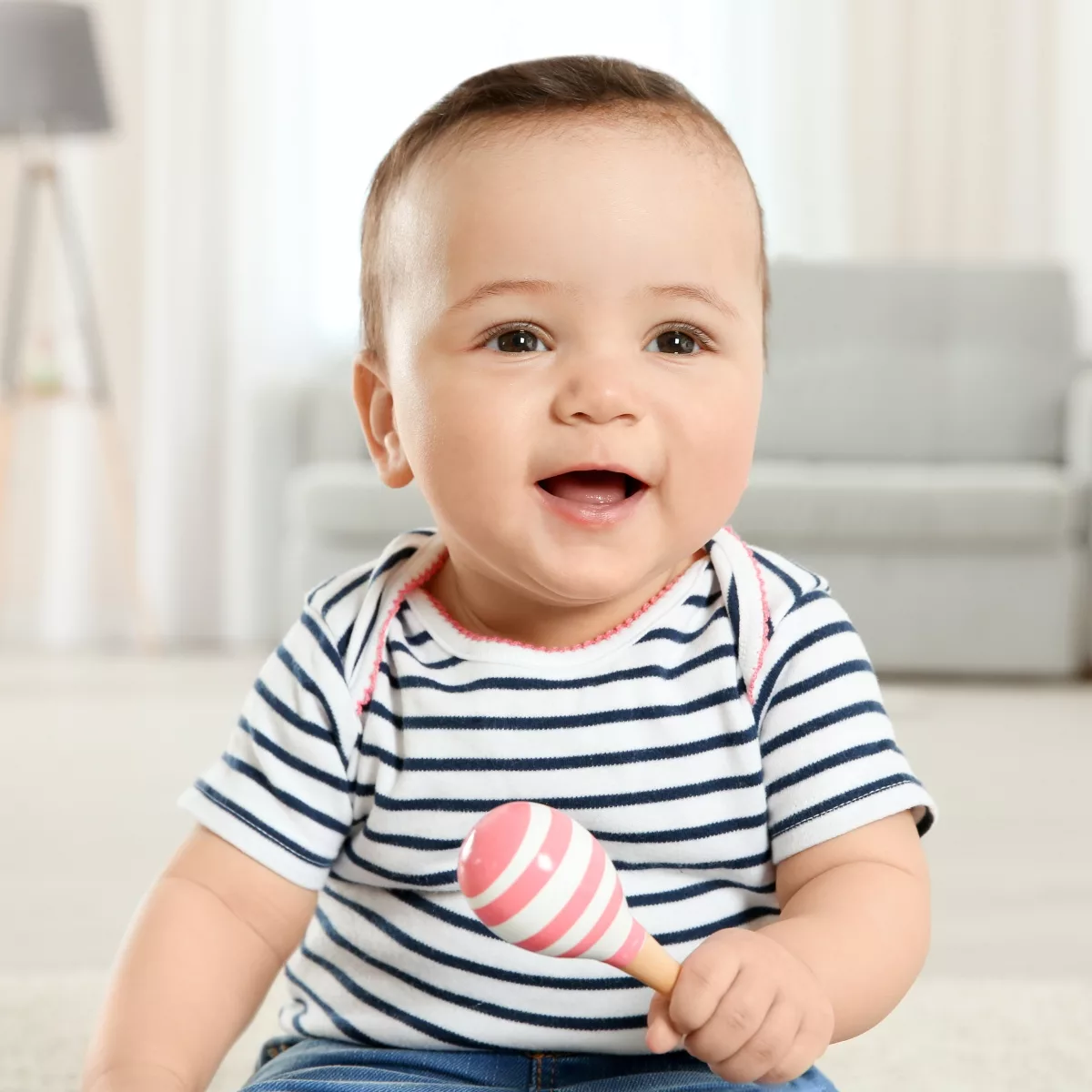 Бебешка дрънкалка маракас в розово и бяло – безопасна играчка за количка