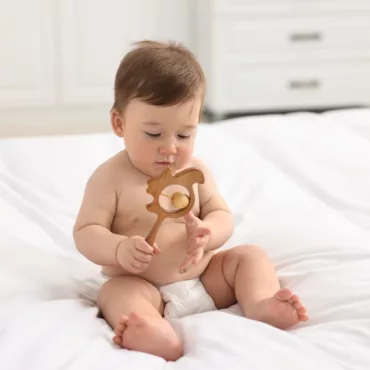 Дървена бебешка дрънкалка с топче и удобна дръжка – играчка за количка