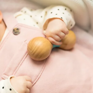 Дървена бебешка дрънкалка с топчета от естествено дърво – играчка за количка