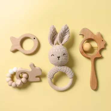 Комплект дървени бебешки дрънкалки и гризалки в неутрални цветове за количка