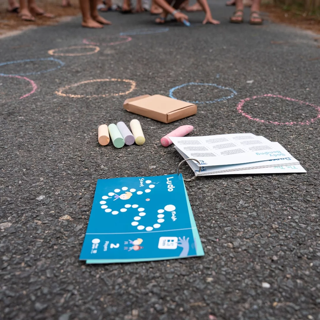 Комплект игри с тебешир за деца с цветни тебешири и карти за игра на открито 3+