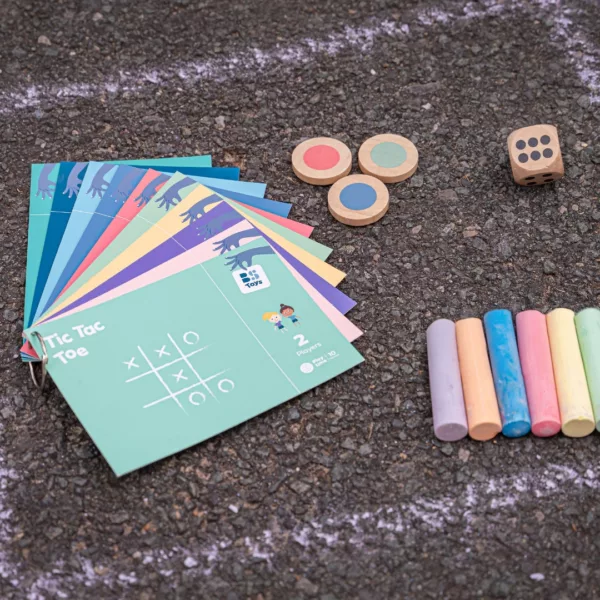 Комплект игри с тебешир за деца с цветни карти, дървени жетони и зарче 3+