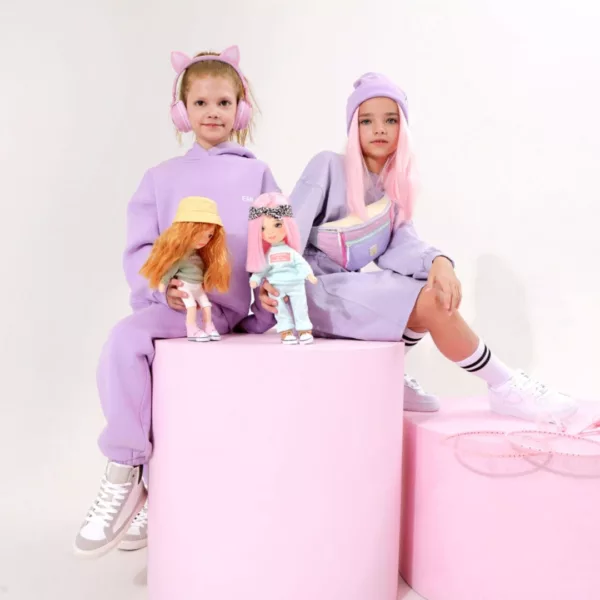 Мека кукла Били Sweet Sisters с розова коса и ментов спортен екип в игра с деца