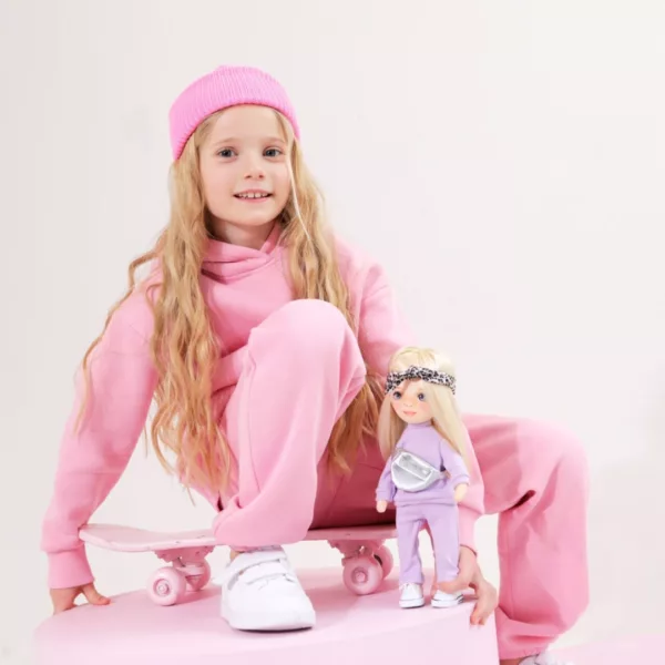 Мека кукла Миа Sweet Sisters с лилав спортен екип в игра с дете и скейтборд